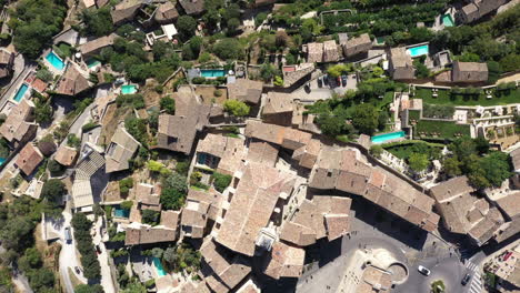 Top-Luftaufnahme-Des-Dorfes-Gordes,-Frankreich,-Sonniger-Tag,-Berühmtes-Schloss-Und-Hotels